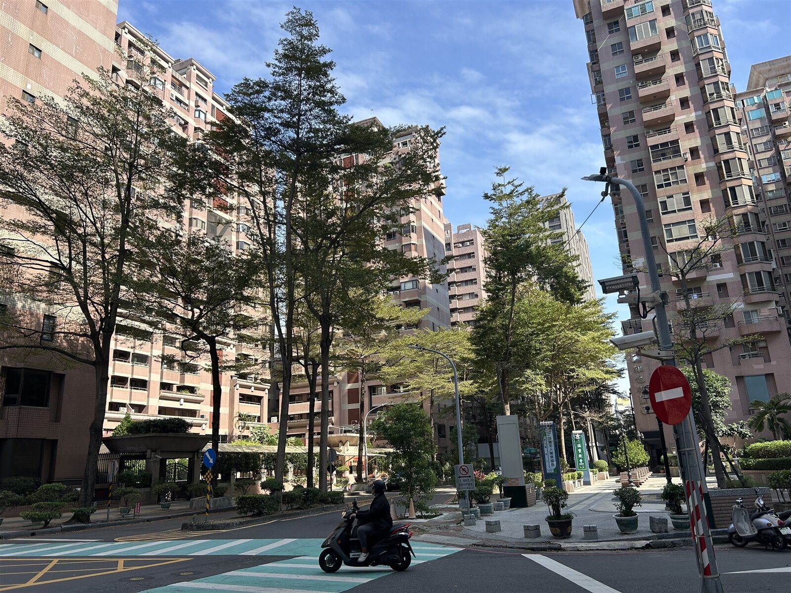 高雄市三民區河堤社區，吸引不少外籍人士居住，素有「小天母」之稱。記者徐白櫻／攝影 