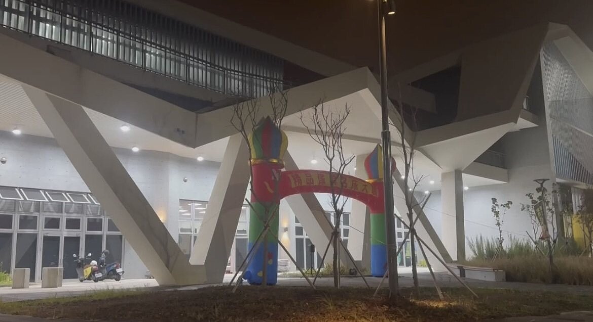 剛啟用僅4個月的台中清水國民暨兒童運動中心，近日遭爆場館外租辦家具展的離譜情事。圖／民眾提供
