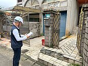 擋土牆坍塌撤離四月　屋況評估安全　新店社區七住戶返家