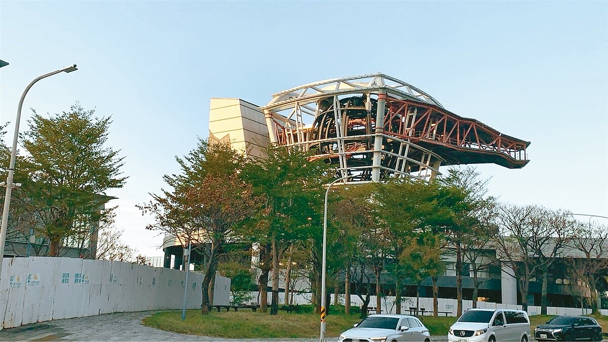 新竹市政府將兒童探索館（圖）轉型定調為「科學教育館」，將拆除球體與外伸平台，預計2027年底完工。圖／竹市府提供
