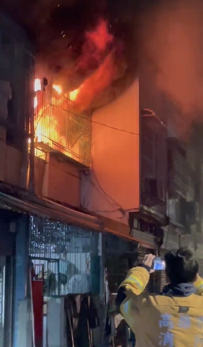 高市鳳山區保泰路一處舊透天厝今凌晨傳火警，火舌從2樓窗戶竄出，火勢熄滅，消防員在2樓發現1具焦屍。圖／讀者提供
