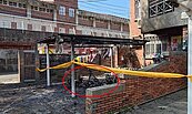一牆之隔！高雄二監旁民宅電動車爆炸起火　燒得剩骨架