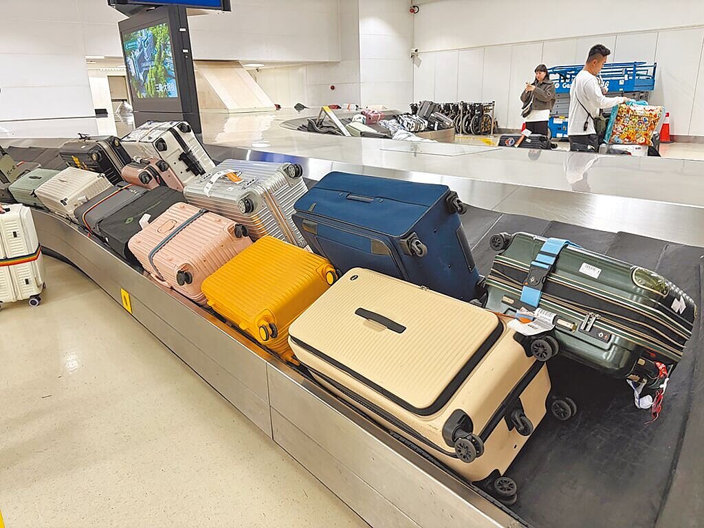旅客投訴，以往享有行李擺放整齊美名的桃機入境行李轉盤，今年出現行李亂堆亂象。圖／民眾提供
