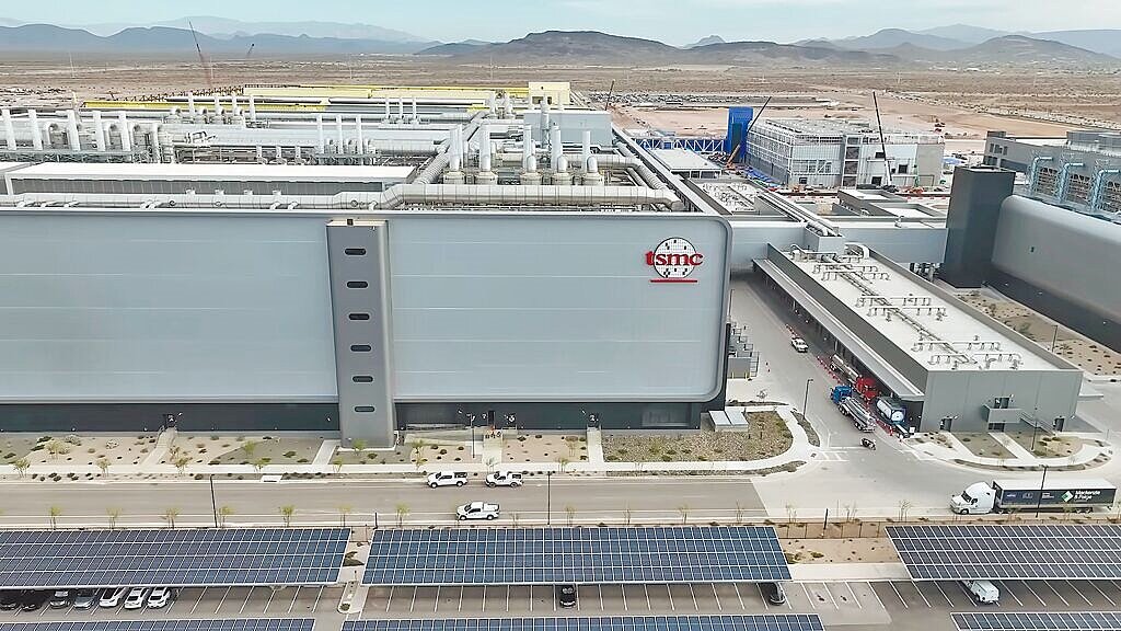 經濟部規畫今年年中後，在美國亞利桑那州鳳凰城開闢「亞利桑那台灣貿易投資中心」新據點，服務台積電等半導體供應鏈台商，預期鳳凰城將會變成「台灣村」。圖為台積電位於美國亞利桑那州的晶圓廠（TSMC Arizona）畫面。（台積電提供）
