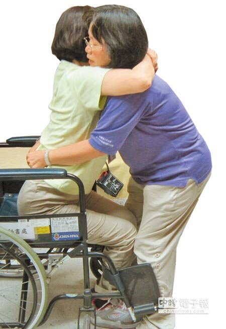 家有失智、失能老人的民眾，必須花費許多心思照顧長輩。（廖珮妤攝） 