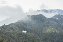 午後的霧開始慢慢籠罩在巴陵地區，山間散落的小屋有著歐洲風情。