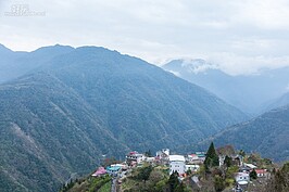 賞完櫻花可別急著離開，再往高處走一點，可看到中巴陵美麗的山景，風景一點都不輸給清境。