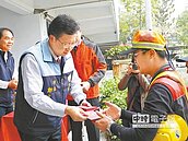 開工清運囉　鄭文燦紅包慰勞