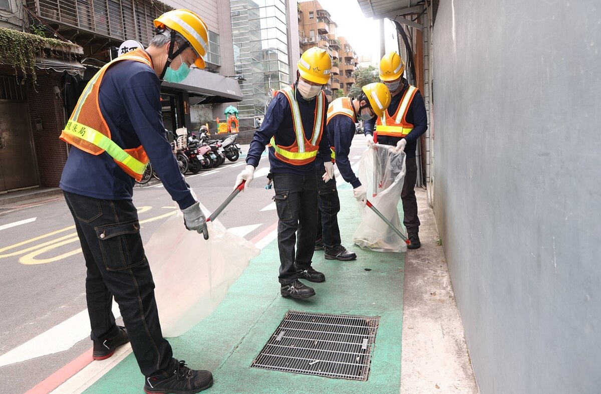 北市環保局因應漢他病毒啟動攜手跨局處，12行政區同步誓師，邀請環保志義工、社區民眾與清潔隊一同環境大掃除。記者黃義書／攝影
