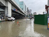 天橋挖地基竟挖斷自來水主幹管　新莊新北大道五工路口大淹水