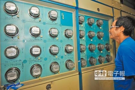 新版浮動電價公式4月首度實施,受惠天然氣價大跌,4月電價確定調降約3%。圖為民眾查看自家電表。(本報資料照片)