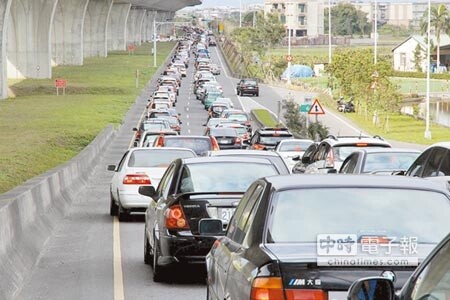 春節連假期間大量車流湧入宜蘭，造成國道5號、平面道路大塞車，宜蘭縣政府將積極面對接下來的228連假交通疏導。（本報資料照片） 