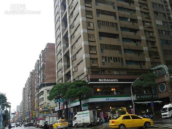 8「龍鳳雙星」和「非常歐洲」相鄰，在板橋區名氣都很響亮。
