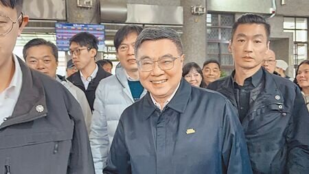 
行政院長卓榮泰（右二）8日搭台鐵從羅東前往宜蘭，實地視察宜蘭鐵路高架化計畫。（吳佩蓉攝）
