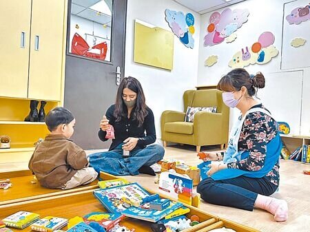 
衛福部正研擬「居家托育服務定型化契約」草案，對保母年終獎金規定須「12月仍托育中」才能領取，引發強烈反彈。（本報資料照片）
