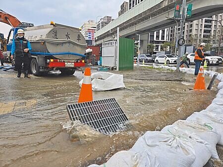 
新北市新莊區思源路與新北大道口8日發生施工不慎挖破地下自來水管幹管的事故，造成路面積水、交通受阻。（張鎧乙攝）
