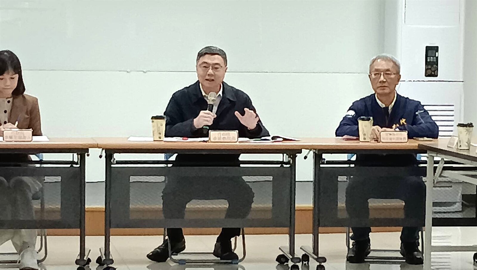 行政院長卓榮泰視察「宜蘭至羅東鐵路高架化」建設，親自從羅東火車站搭火車到宜蘭火車站，感受有多少平交道瓶頸需要解決及建設需求性；他在聽取簡報後宣布「過年前，行政院會做出最終的決定」，這案子經讓鄉親期待太久了。記者戴永華／攝影 