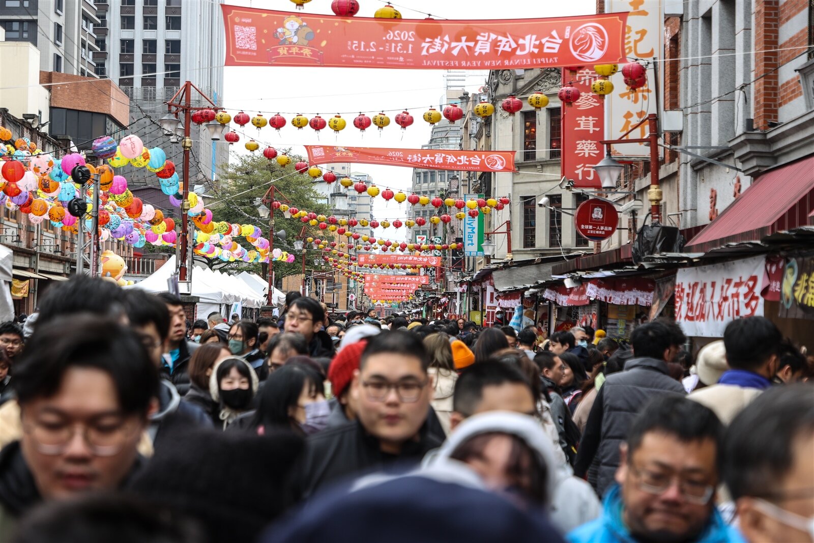 台北迪化年貨大街今天假日擠滿人潮。記者曾原信／攝影 