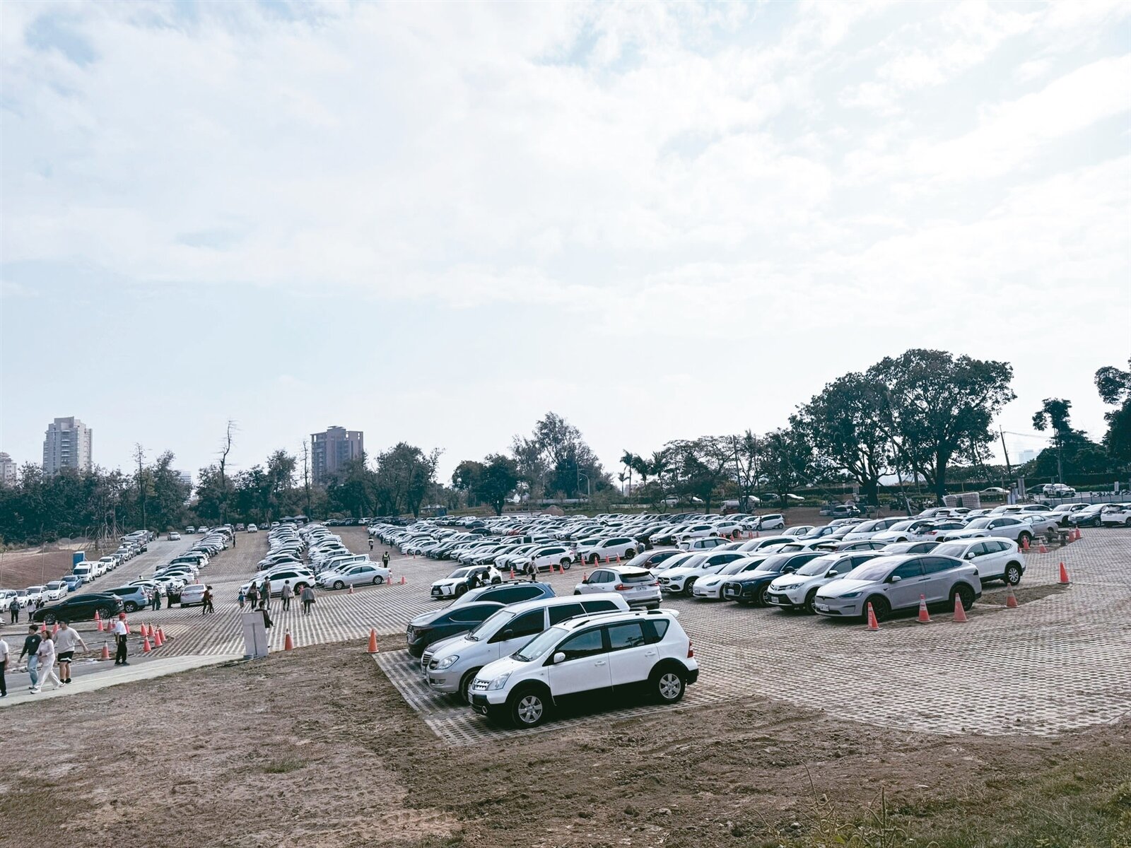 高雄果嶺公園停車場周末常爆滿，未設置剩餘格位指引，許多民眾抱怨開進去找不到車位，只能在狹窄陡坡路段迴轉。記者宋原彰／攝影 