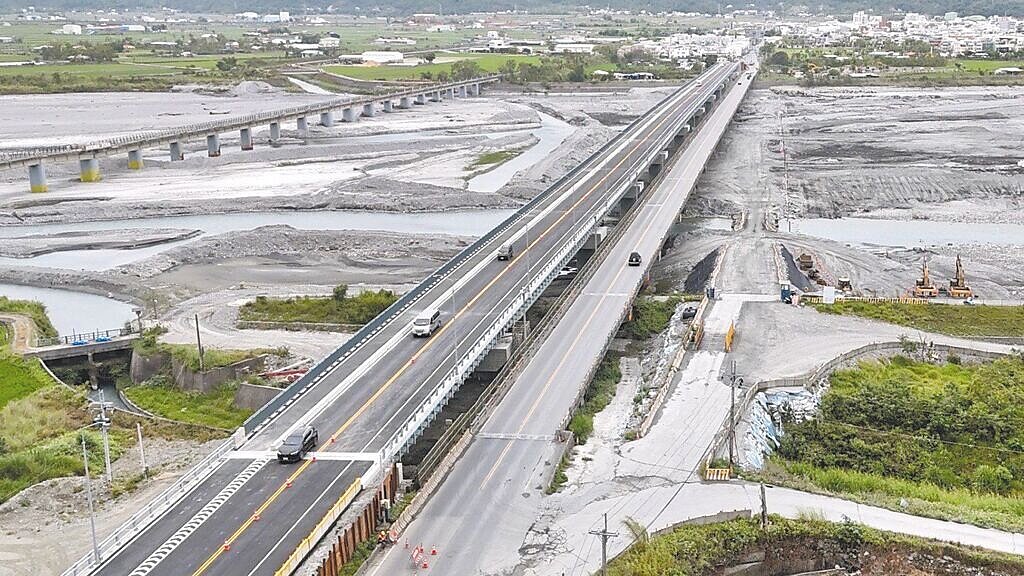 花蓮縣玉里大橋4年前因0918強震受損後，公路局啟動改建工程，南下橋已完工通車，北上橋目前進度已逾6成，預計明年4月竣工開放通行。圖為南下橋通車情形。（公路局提供／羅亦晽花蓮傳真）