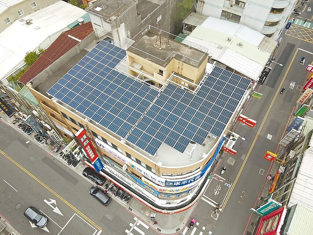 新北市政府持續強化綠能政策力道，即日起公告受理申請「辦理家戶屋頂設置太陽光電加速計畫」與「新北市智慧微電網示範場域推廣補助計畫」，並同步加碼補助金額上限。（新北市經發局提供／柯毓庭新北傳真）