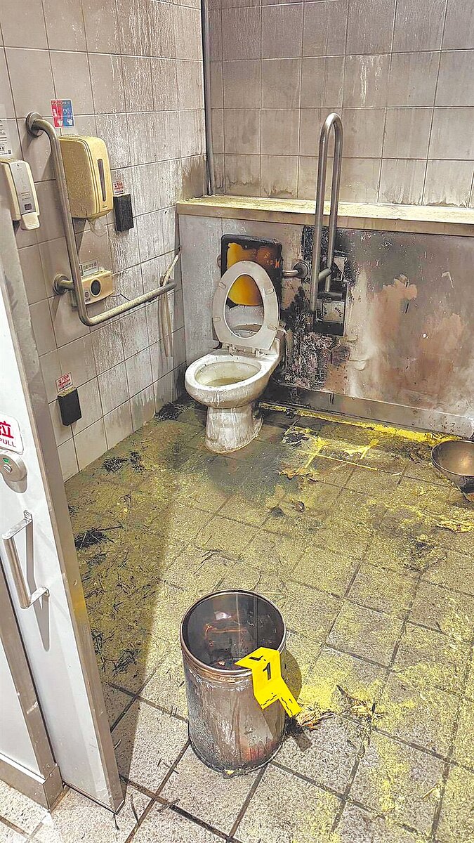 台中大夫第自辦重劃自治會會長曾世源8日中午接連前往台北捷運大安森林公園及善導寺站，至男廁用乾稻草縱火。（警方提供／李文正台北傳真）
