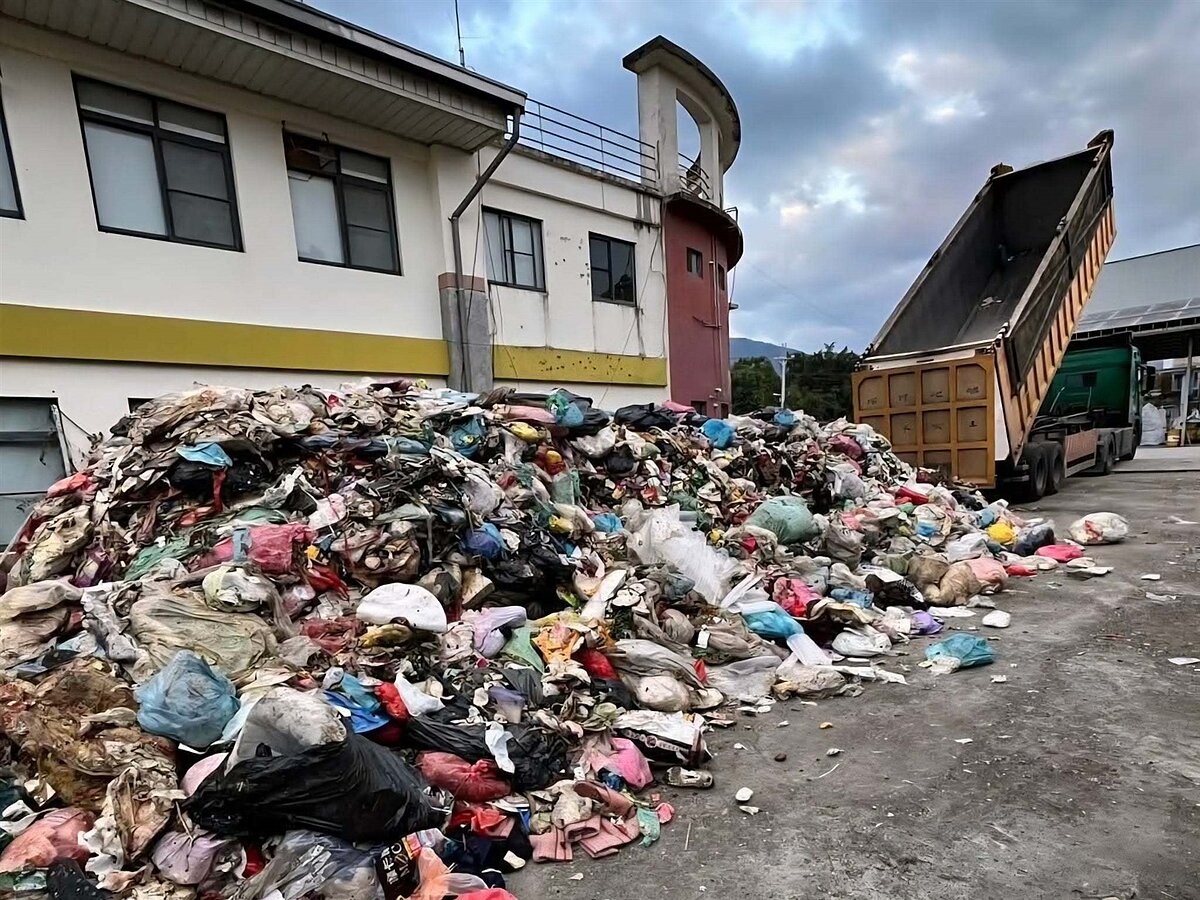 南投埔里清潔隊7日外運3車垃圾欲去化，不料其中一車因輻射值超標遭退運，垃圾目前暫置隊部旁待檢測。圖／埔里清潔隊提供