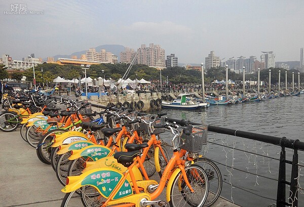 捷運淡水站旁設有U-Bike。（好房網News記者 陳韋帆／攝影）