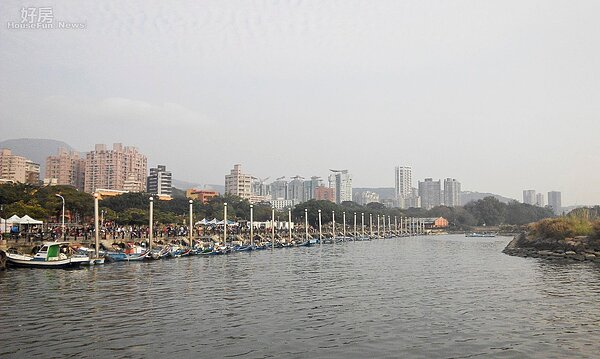淡水站旁可清楚看到舊市鎮與大海連成一線。(好房網News記者 陳韋帆/攝影)