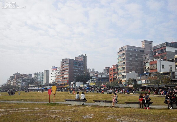 淡水老街住家、商家、公園混合，形成特殊的景象。（好房網News記者 陳韋帆／攝影）