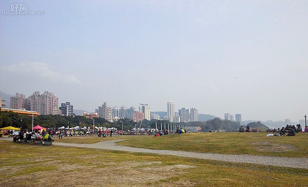 淡水老街住家、商家、公園混合,形成特殊的景象。(好房網News記者 陳韋帆/攝影)