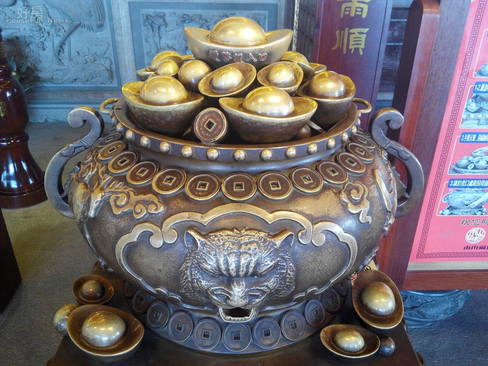 洪爐地的五路財神廟,內有聚寶盆造型的發財金兌換機。(好房網News記者 陳韋帆/攝影)