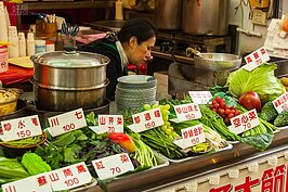 烏來老街上美食處處，兜轉一圈恐怕肥油又會上身。