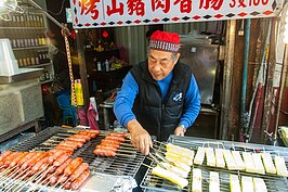 烤香腸香味四溢，很難有人可以抗拒這個烏來美食。