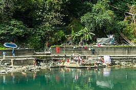 老街對面就是著名的露天免費溫泉區。