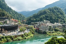 位於南勢溪上游的烏來，是北台灣幾處溫泉最早開發之處，層山巒落，風景如畫，是國人旅遊勝地。