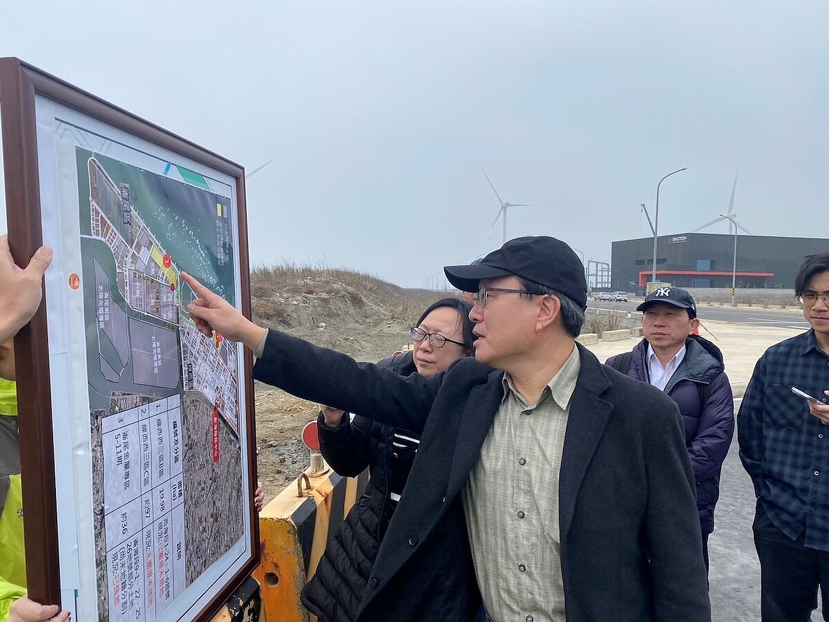 內政部國土管理署6日邀集台中市及彰化縣政府到彰濱工業區現勘，評估作為設置中部聯合暫置場地。國土管理署長蔡長展表示，行政院已協調擴增台中港土方暫置容量28萬立方公尺，未來可增加至80萬立公尺。