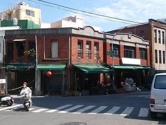 高雄市老街區的老屋挽面後,呈現出另一種新活力。(截取自高雄市政府網站)