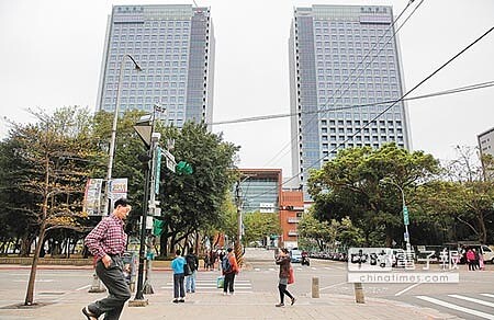 媲美香港中環台北市啟動「東區門戶計畫」,規畫建人行空橋系統,連結南港車站(見圖)、軟體園區站、會展中心、北部流行音樂中心,全程5公里,足以媲美香港中環。(方濬哲攝)