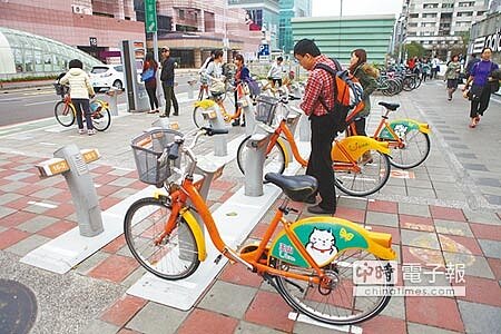 
228連假首日YouBike租借量大，造成網路大塞車，導致雙北市、彰化和台中4地部分民眾無法順利借YouBike或註冊會員。（張立勳攝）
 