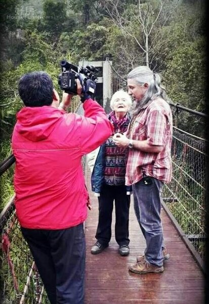 馬修連恩和媽媽同遊南庄深山的吊橋。（翻攝自「馬修連恩Matthew Lien」Facebook粉絲團）