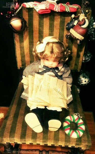 5.苗可麗還幫娃娃們做衣服呢!