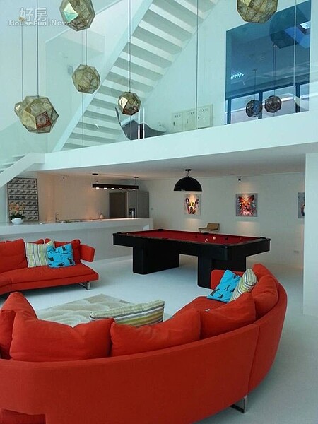 4.泳池旁的空間美的有如樣品屋,王仁甫特別找美國知名設計師用鐵片包裝做成吊燈,沙發也要價百萬。