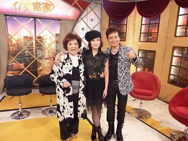 8潘迎紫(中)與孟飛(右)和阿姑相見歡。(年代提供)