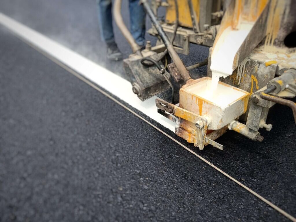 請用路人行經該路段車輛遵循標誌及交管人員指示減速慢行或提前改道行駛避開施工路段。示意圖：截自freepik