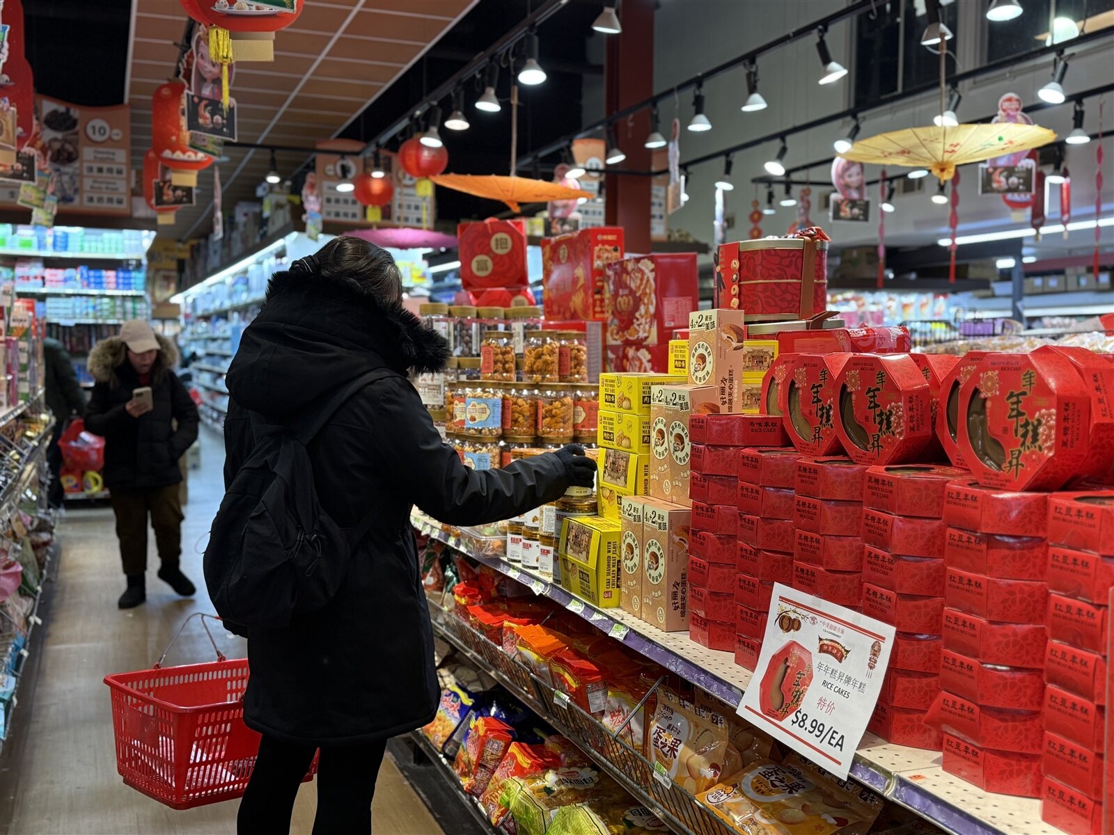 振興醫院營養治療科營養師陳韻婷說，過年零食如瓜子、洋芋片、果乾、蜜餞、糕點等，一不小心就會吃過量，建議掌握「小包裝、少量、分食」三大原則。本報資料照片 