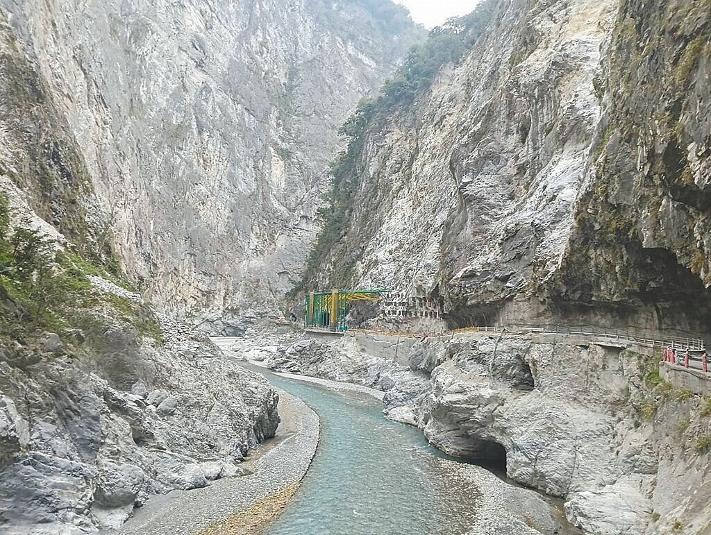 台8線中橫公路東段2年前因強震、颱風等天災受重創，公路局規畫在4處易落石路段興建明隧道，其中，靳珩隧道西口工程已開工，預計明年4月完工。（讀者提供／羅亦晽花蓮傳真）