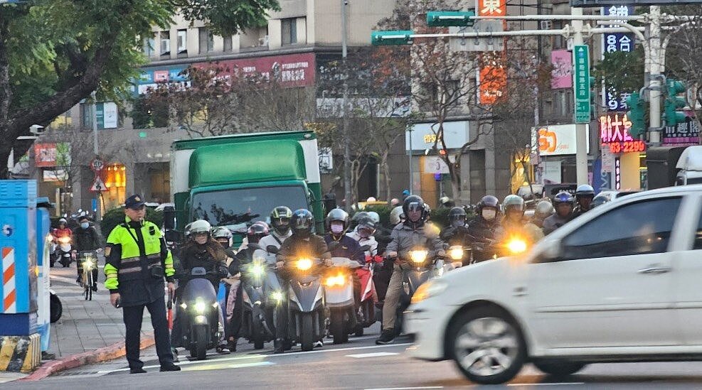 農曆春節連假將至，台北市文山二警分局加強交通疏導。圖／北市文二分局提供