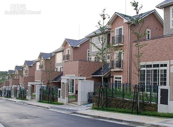 2社區內亦有不少重疊別墅。