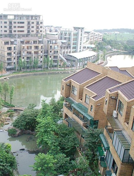 3「青山鎮」有小型湖泊造景。